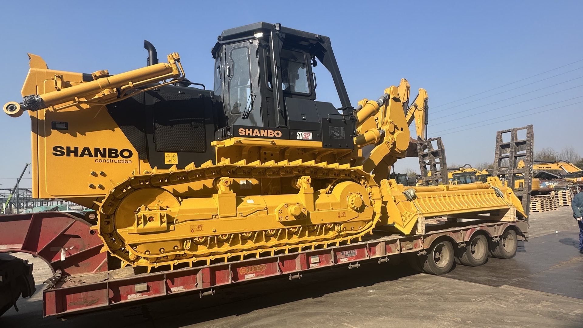 Two Taishan Platinum SD32 bulldozers customized by Russian customers have been successfully launched.